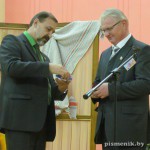 Награду ""200 лет Т.Шевченко" прозаику вручает председатель Сеждународного Союза писателей и деятелей искусств украинский поэт Анатолий Мироненко