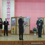 От имени Гомельского областного исполнительного комитета писателя поздравила управделамии облисполкома Елена Кличковская